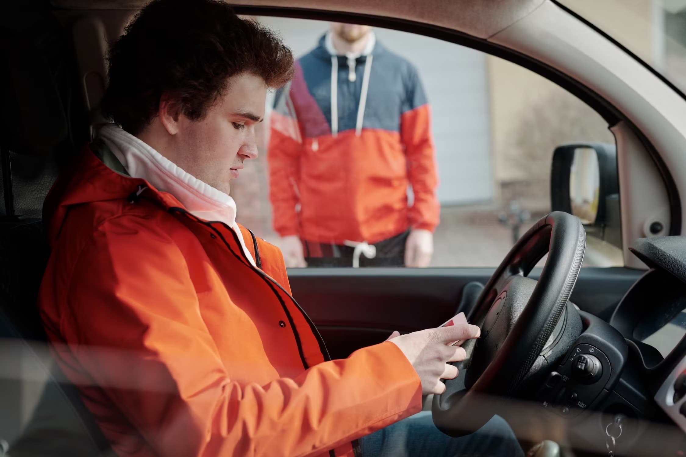 Seguro vehicular para conductores jóvenes en Perú — Karlos Seguros